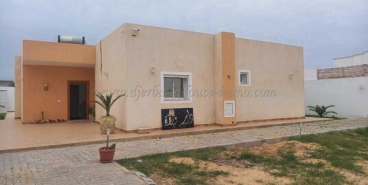 Maison spacieuse et familiale avec piscine pour location annuelle à Tézdaine