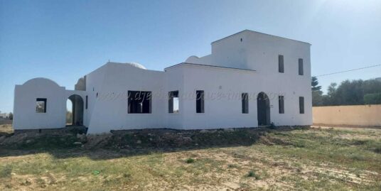 A vendre grande villa avec piscine inachevée de style traditionnel proche de la mer Djerba-Aghir