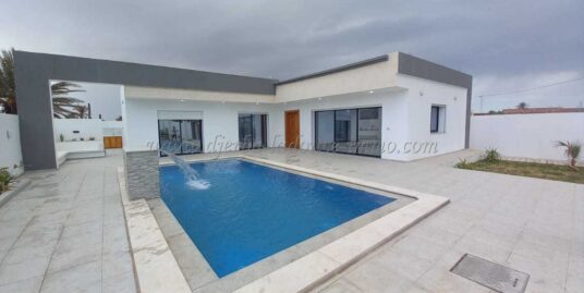 Jolie Villa  Avec Piscine pour vos vacances À Tézdaine