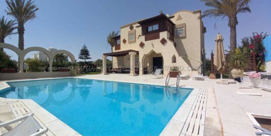 Une superbe villa avec grand jardin arboré et belle piscine pour vos vacances à Arkou
