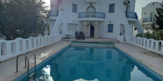 louer à l’année : Belle Villa S+2 avec Piscine à Tézdaine