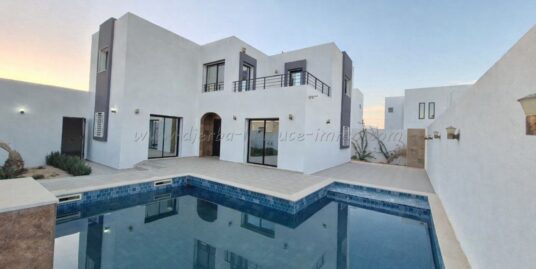 À VENDRE – VILLA MODERNE S+4 AVEC PISCINE ET TITRE BLEU (PLAN CONFORME AU ZONE URBAINE)
