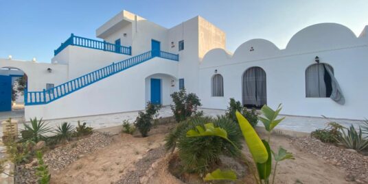 À Vendre – Magnifique Houch Traditionnel Djerbien avec Piscine – Titre Bleu