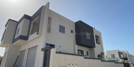 Pour vos vacances deux appartements S+2 en 1 ère étage à route du phare (yati)