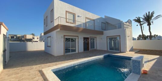 À VENDRE – Villa à S+3 avec piscine à Zone Touristique Djerba– Titrée