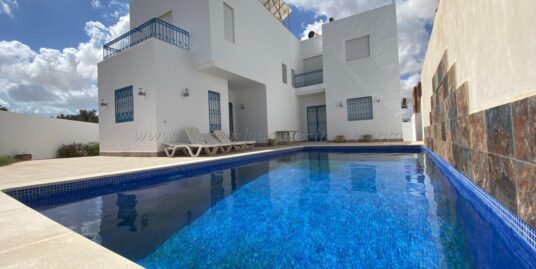 À Louer à l’Année – Spacieuse Villa S+5 Meublée avec Piscine à Midoun