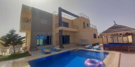 À Louer à l’Année – Villa S+4 Haut Standing Meublée avec Piscine et Vue Mer à Tézdaine