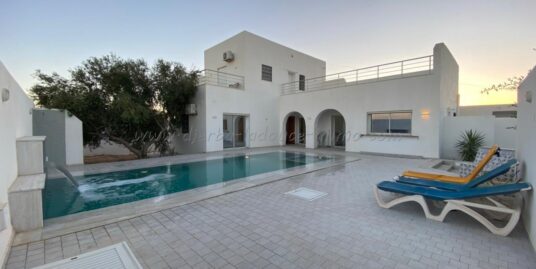 À Louer à l’Année – Belle Maison S+4 Meublée avec Piscine à Houmt Souk