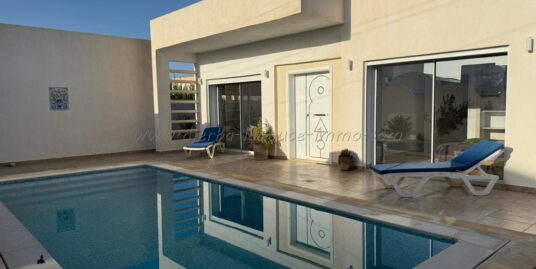 À Louer à l’Année – Belle Maison S+2 Plain-Pied Meublée avec Piscine à Houmt Souk