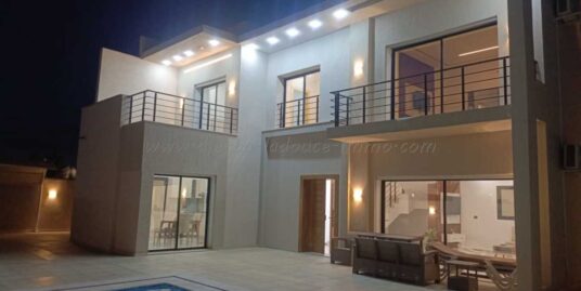 Location annuelle Villa Haut Standing S+3 Meublée avec Piscine à Fadhloun