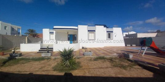 Villa S+2 sans meubles avec piscine à louer à l’année – Houmt Souk