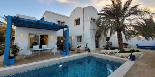 À Vendre – Belle Maison Typique S+3 Meublée avec Piscine à Houmt Souk–Titrée