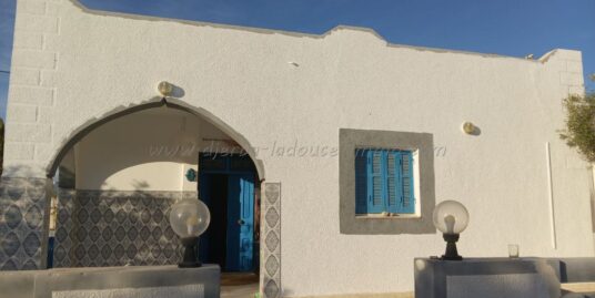 À louer à l’année – Maison meublée S+2 à Tezdaine (plain-pied)