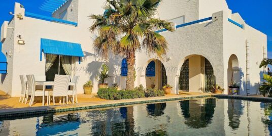 À Louer à l’Année – Très Belle Maison Typique S+3 Meublée avec Piscine à Houmt Souk