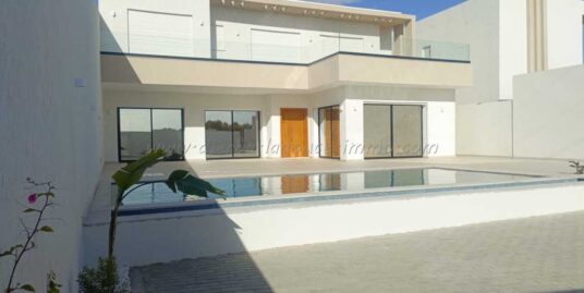 A Vendre belle maison S+4 avec piscine route d’Aghir