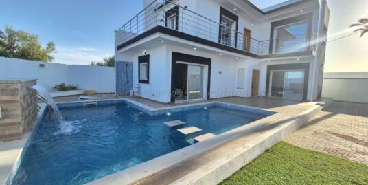 Villa S+4 avec vue sur mer à vendre à Tezdaine