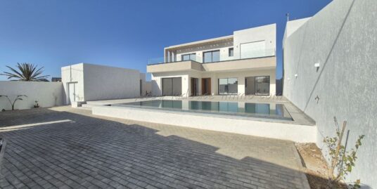 A Vendre belle maison S+4 avec piscine vue sur mer – Route d’Aghir