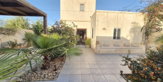Location annuelle- Magnifique villa S+4 avec piscine à Mellita, Houmt Souk