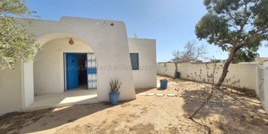 À LOUER À L’ANNÉE – MAISON TYPIQUE DJERBIENNE S+2 À FADHLOUN