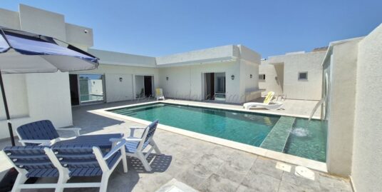 À LOUER À L’ANNÉE – MAISON S+3 AVEC PISCINE À ROUTE DU PHARE