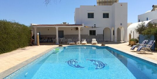 À LOUER À L’ANNÉE –  BELLE MAISON S+4 AVEC PISCINE A TEZDAINE