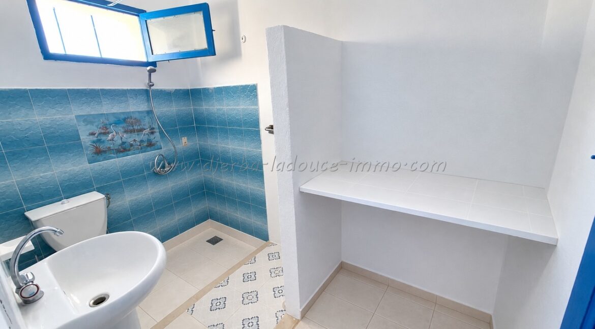 Salle d’eau propre et lumineuse