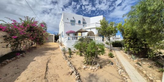 À LOUER À L’ANNÉE – REZ-DE-CHAUSSÉE D’UNE MAISON S+3 AVEC VUE PANORAMIQUE SUR MER À TEZDAINE